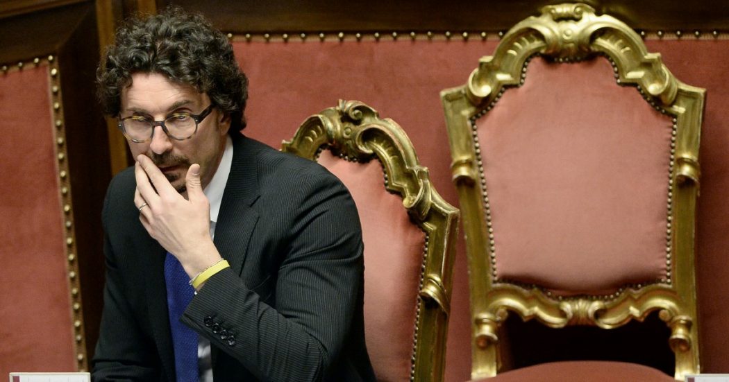 Toninelli attaccato da tutti: Salvini, ma anche i 5 Stelle Toninelli attaccato da tutti: Salvini, ma anche i 5 Stelle