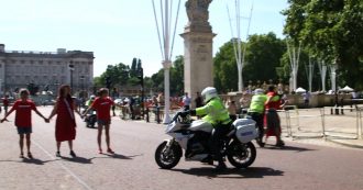 Copertina di Boris Johnson è diretto a Buckingham Palace dalla Regina, gruppo di Greenpeace lo blocca