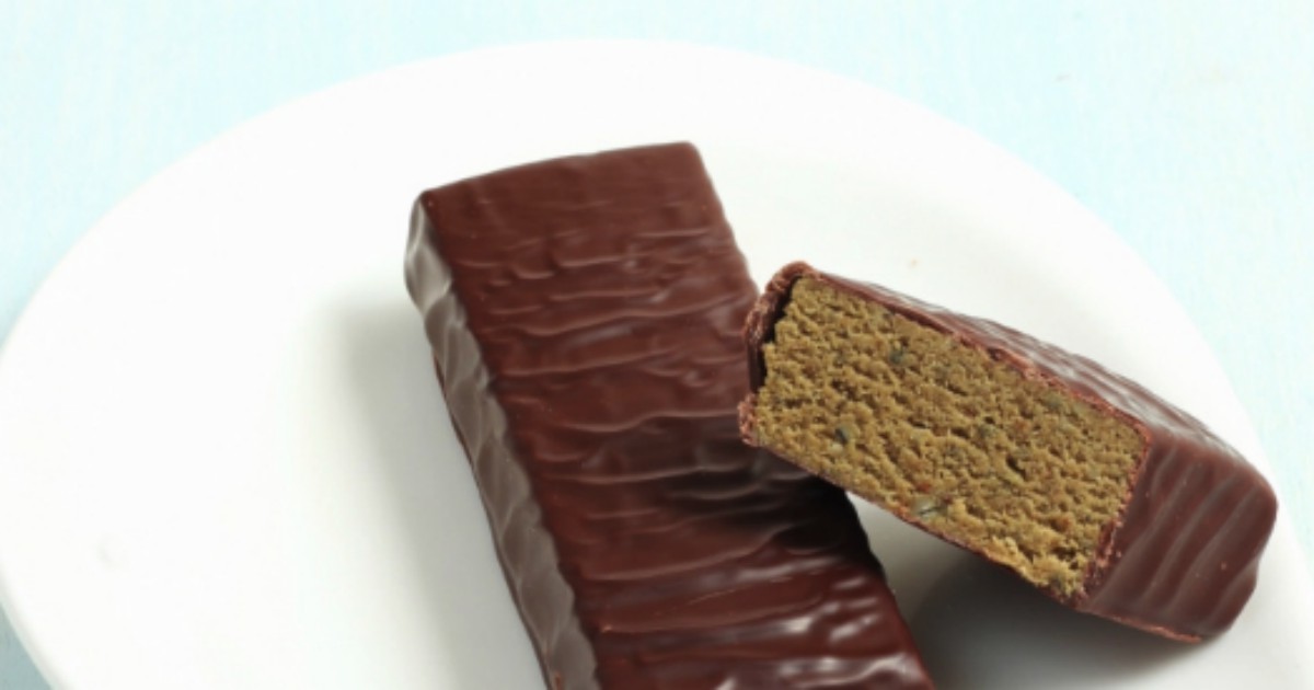 Undicenne muore dopo aver mangiato una barretta al cioccolato: l’errore nell’esposizione al supermercato