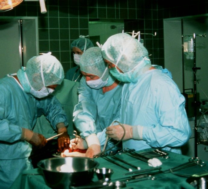 Va in ospedale per un’operazione alla vescica: ma i medici sbagliano e lo circoncidono