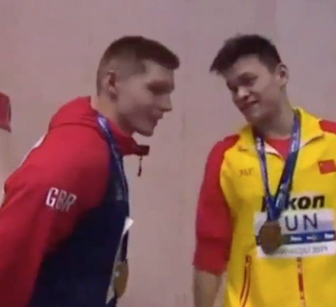 Mondiali nuoto, il britannico Scott non sale sul podio con il vincitore Sun Yang. Lui: “Perdente”