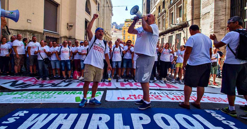 Whirlpool, governo offre 17 milioni di incentivi per salvare sito di Napoli. L’azienda: “Solo vendita e riconversione garantisce posti”