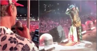 Copertina di Jovanotti è sul palco ma Fiorello lo doppia dal vivo, lo show dei due al Jova Beach Party