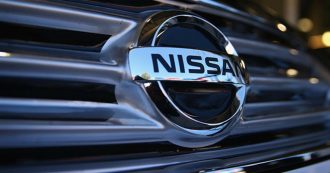 Copertina di Nissan, vendite e utili in calo. Previsti tagli per 12.500 posti di lavoro nel mondo