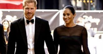 Copertina di Meghan Markle fa causa a tabloid britannico che ha pubblicato una sua lettera privata. Il principe Harry furioso: “Così ho perso mia madre”