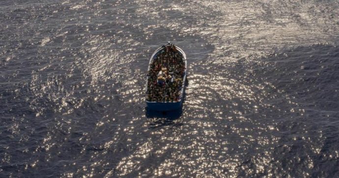 Migranti, Guardia Costiera libica: “Due barconi affondati con 300 persone a bordo, 137 in salvo”. Oim: “150 dispersi”