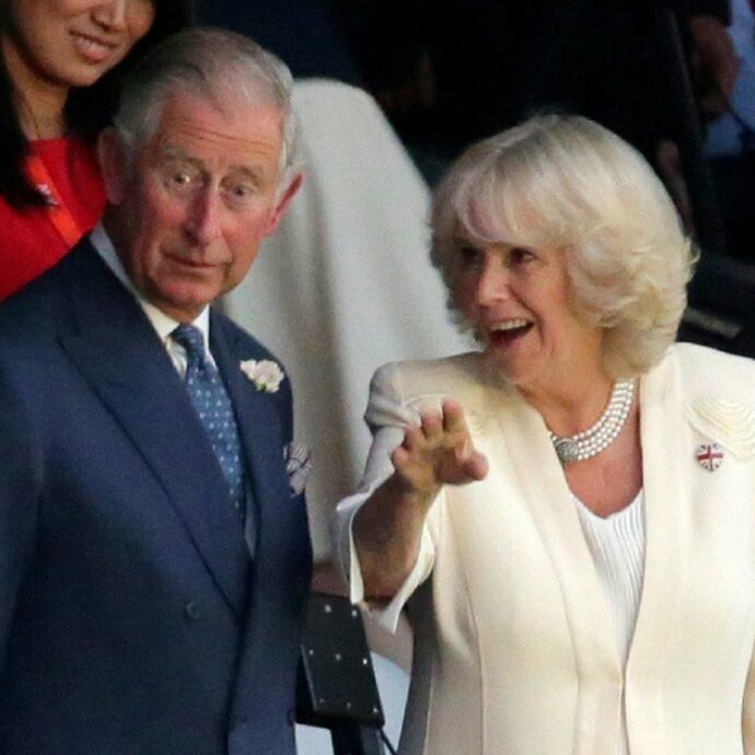 Camilla Parker, paura per la moglie del principe Carlo: “Ha una grave infezione respiratoria, cancellati tutti i suoi impegni”