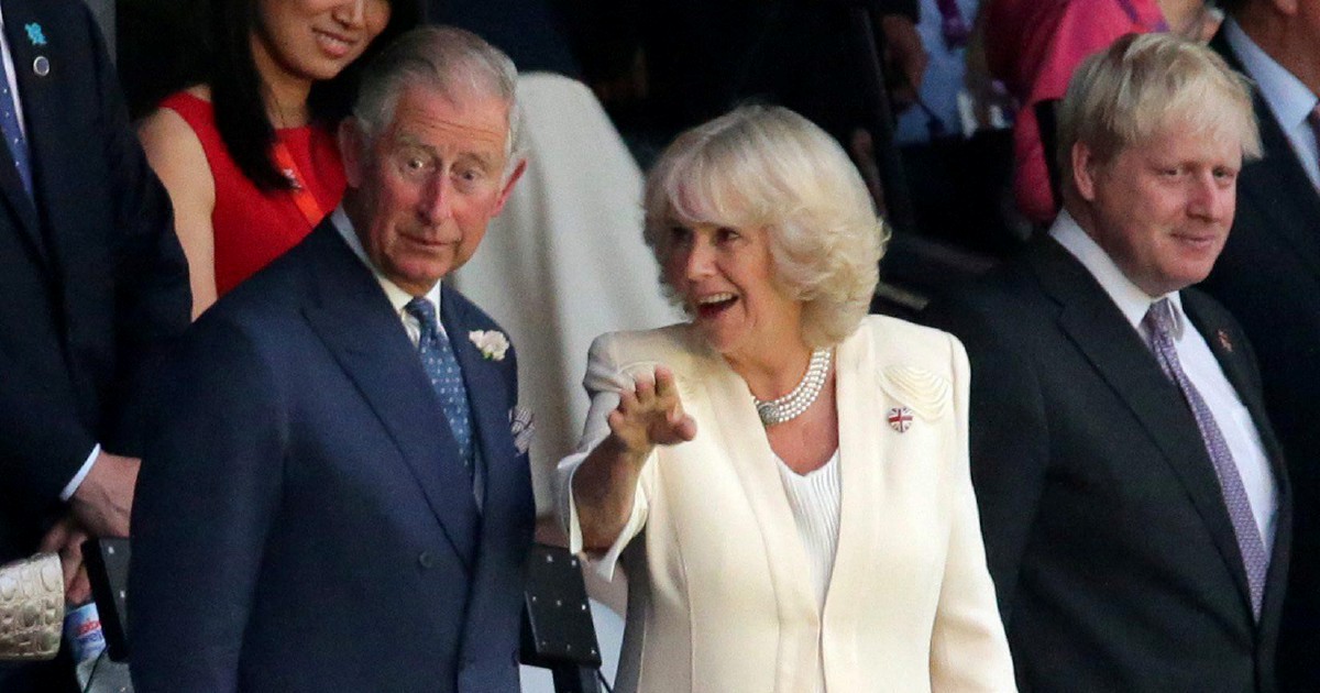 Camilla Parker, paura per la moglie del principe Carlo: “Ha una grave infezione respiratoria, cancellati tutti i suoi impegni”