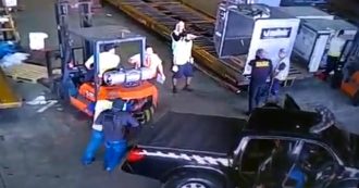 Copertina di Brasile, la rapina è come ne La Casa di Carta: vestiti da poliziotti entrano in aeroporto a San Paolo e rubano 752 chili d’oro in 150 secondi