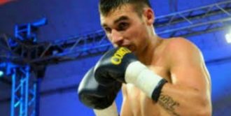 Copertina di Morto Hugo Alfredo Santillan, il campione di boxe è collassato sul ring: morto per i danni cerebrali riportati nel match