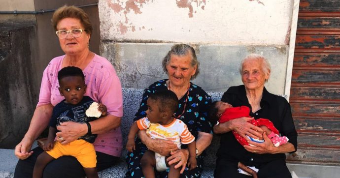 Campoli, nella foto con le nonne e i bimbi migranti c’è l’Italia e basta. Il resto sono rigurgiti