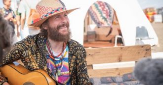 Copertina di Jova Beach Party, anche Jovanotti (nel suo piccolo ma mica tanto) “s’incazza”: “A Viareggio vogliono dividere la spiaggia come in un allevamento di pecore mannare”