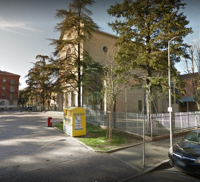 Parma, gruppo di ragazzini fa irruzione in chiesa lancia biciclette sull’altare: prete costretto a interrompere la messa