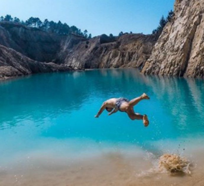 Si tuffano nel lago tossico per fare like su Instagram: turisti ricoverati con “danni alla pelle e all’apparato digerente”