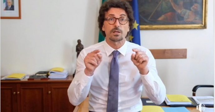 La difesa di Toninelli: “Torino-Lione inutile”. Ma rivendica i fondi Ue