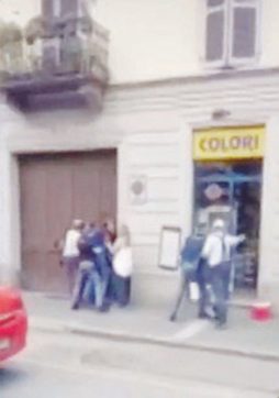 Torino, poliziotti accerchiati dalla folla dopo un controllo