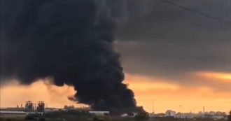 Copertina di Porto Torres, incendio ex fabbrica di vernici. Sindaco: “Pericolo inquinamento. Non uscite di casa”