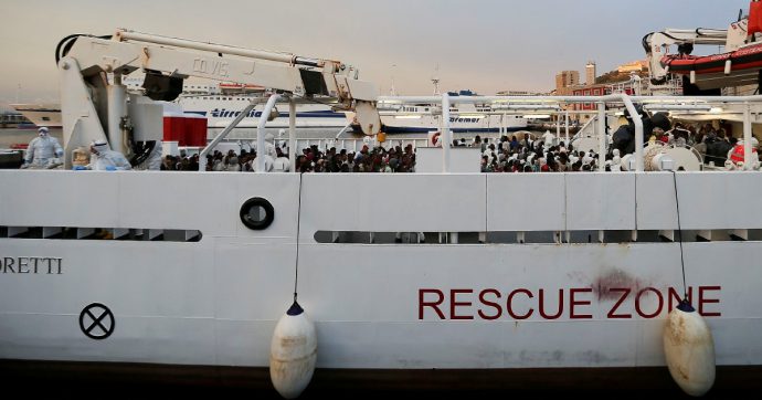 Copertina di Migranti, Salvini blocca pure la Guardia Costiera. Ma lo sbarco dei 135 naufraghi si farà: c’è già l’accordo