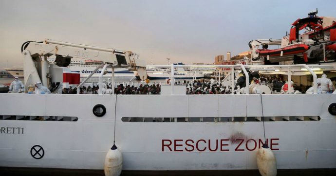 Migranti, nave Guardia Costiera in porto ad Augusta: ma i 131 migranti a bordo non sbarcano. Toninelli: “Ue risponda”