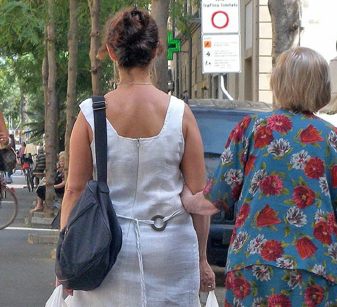 L’anziana madre muore all’insaputa della figlia, la badante ne fa cremare il corpo e occupa la casa: “Dammi 15mila euro o non vado via”