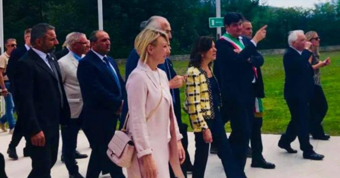 L’album della senatrice FI sul volo blu della Casellati