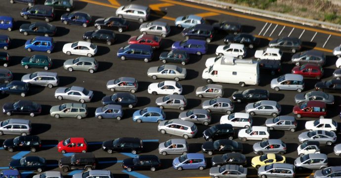 “Le emissioni delle auto sono il doppio di quelle dichiarate dai costruttori. Stellantis, Hyundai-Kia e Bmw le peggiori” – lo studio