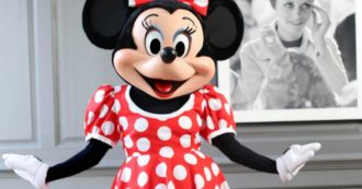 Copertina di Stella McCartney rifà il look a Minnie Mouse: la compagna di Topolino indossa i pantaloni – FOTO
