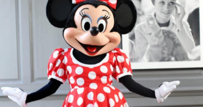 Stella McCartney rifà il look a Minnie Mouse: la compagna di Topolino indossa i pantaloni – FOTO