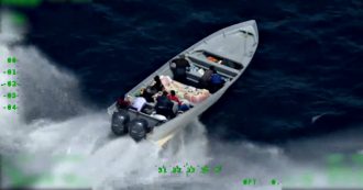 Copertina di Droga, l’inseguimento della Guardia costiera: i narcotrafficanti gettano sacchi di cocaina in acqua