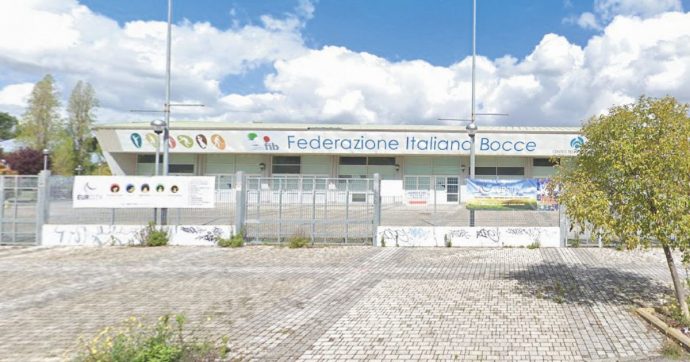 Copertina di Il mega-bocciodromo ha dimenticato le bocce