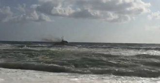 Copertina di Cosenza, l’operazione da brividi della Guardia costiera: così salvano il bagnante in difficoltà per il mare mosso
