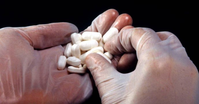 Scoperto un traffico di pillole di ossicodone, da Catania agli Usa con spedizioni postali: otto misure cautelari