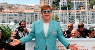 Copertina di Elton John rivela: “Ho dovuto mettere il ​pannolone durante un concerto a Las Vegas”