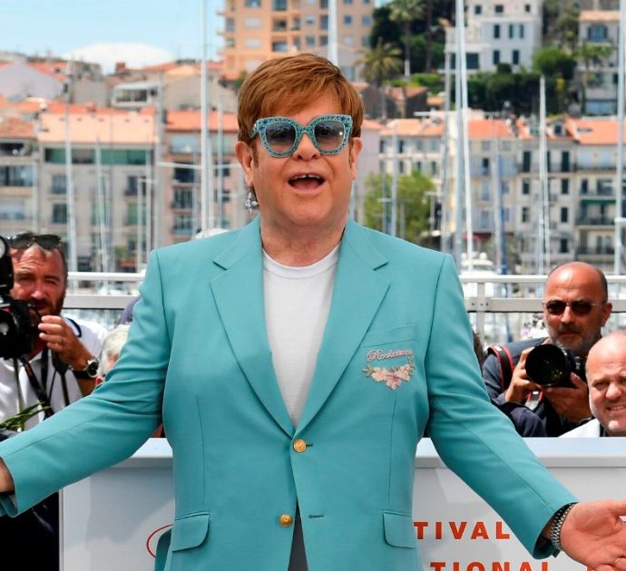 Elton John rivela: “Ho dovuto mettere il ​pannolone durante un concerto a Las Vegas”