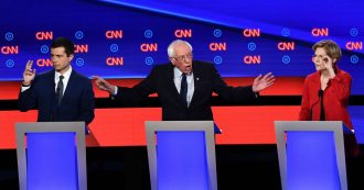 Copertina di Usa, dibattito democratici in tv: dalla sanità all’immigrazione, il partito è diviso tra progressisti e moderati