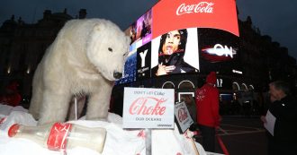 Inquinamento, Coca Cola e Pepsi abbandonano l’associazione statunitense della plastica dopo la campagna di Greenpeace