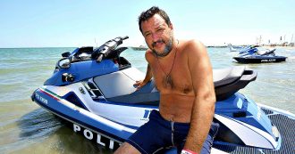 Dalla giacca “dignitosa” di Moro a Terracina al mojito e acquascooter di Salvini al Papeete: la politica è tornata all’ostentazione del corpo