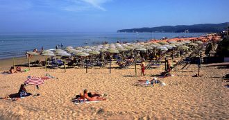 Copertina di Puglia, il Tar blocca il provvedimento che vieta la plastica usa e getta in spiaggia: “Illegittimo”