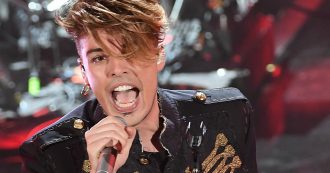Copertina di Power Hits Estate RTL 102.5, vince “Italodisco” dei The Kolors. Tananai sulla violenza sulle donne: “Se non se ne parla è il primo passo verso la sconfitta”