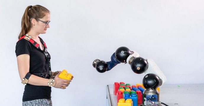 Robot industriali personalizzati ed economici possono lavorare con le persone senza ferirle, grazie a un chip
