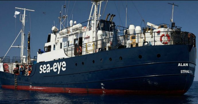 Migranti, i 156 salvati dalla Alan Kurdi saranno trasferiti su un’altra nave. Ministero: “Non possiamo sbarcarli, Italia in emergenza”