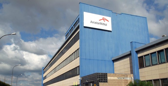 Ex Ilva, Fiom e Fim: “Tra un mese scade l’immunità: inerzia quasi totale. Diteci se c’è accordo”. Di Maio: “Stiamo lavorando”