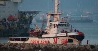 Copertina di Migranti, Open Arms salva 52 persone al largo della Libia. Il Governo italiano vara divieto di ingresso nelle acque nazionali