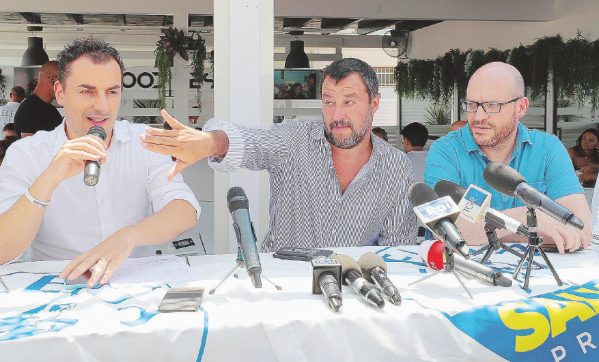 Salvini come Berlusconi: la Lega è il partito del No per salvare i suoi indagati