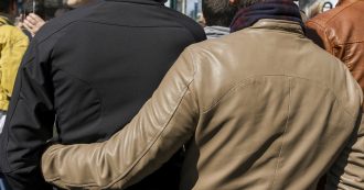 Copertina di Foggia, proprietaria rifiuta su Airbnb la prenotazione di una coppia gay: ‘Non accetto due uomini’. La piattaforma: ‘Aperta indagine’