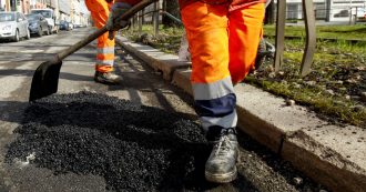 Copertina di Reggio Emilia, operaio comunale prende a badilate il collega: denunciato