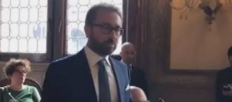 Copertina di Strage Bologna, Bonafede: “Da Stato negligenza decennale. Ricerca colpevoli non è finita”