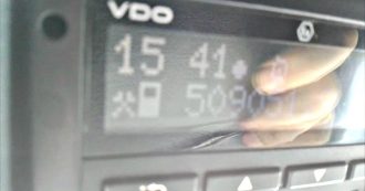 Copertina di Sicurezza sulle strade, il camionista mostra il tachigrafo: “Modalità ‘pausa’ anche quando si lavora, è un’irregolarità”