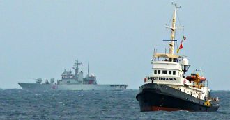 Copertina di Mare Jonio, sequestro della nave e multa da 300mila euro. Mediterranea: “Surreale, ci hanno dato ok a entrare”