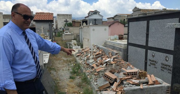 ‘Ndrangheta, 10 fermi tra gli affiliati alla cosca Cordì di Locri: “Estorsioni a imprese edili e monopolio nella gestione del cimitero”